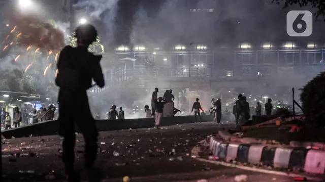 FOTO: Upaya Polisi Pukul Mundur Massa Ricuh di Harmoni