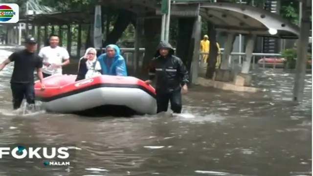 Banjir juga memaksa sejumlah karyawan yang gedung kantornya dikepung banjir terpaksa naik perahu karet.