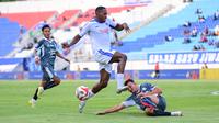 Gelandang Arema FC, Matheus Blade, dihentikan pemain bertahan PSIM Yogyakarta dalam laga pekan terakhir BRI Super League 2025/2026 di Stadion Kanjuruhan, Kab. Malang, Jumat (22/5/2026) sore WIB. (Bola.com/Iwan Setiawan)