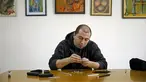 Jasenko Djordjevic berkonsentrasi mengukir pensil untuk membuat karya seni yang menakjubkan di Tuzla, Bosnia dan Herzegovina, Selasa (26/4). Djordjevic memiliki keterampilan yang luar biasa ini secara otodidak. (REUTERS / Dado Ruvic)