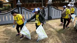 Sejumlah relawan membersihkan sampah di kawasan Taman Mini Indonesia Indah (TMII), Jakarta, Sabtu (15/9). Kegiatan ini mengusung tema Indofood Green Our Lives: I can’t Change the World but I can Change Mine. (Liputan6.com/Fery Pradolo)