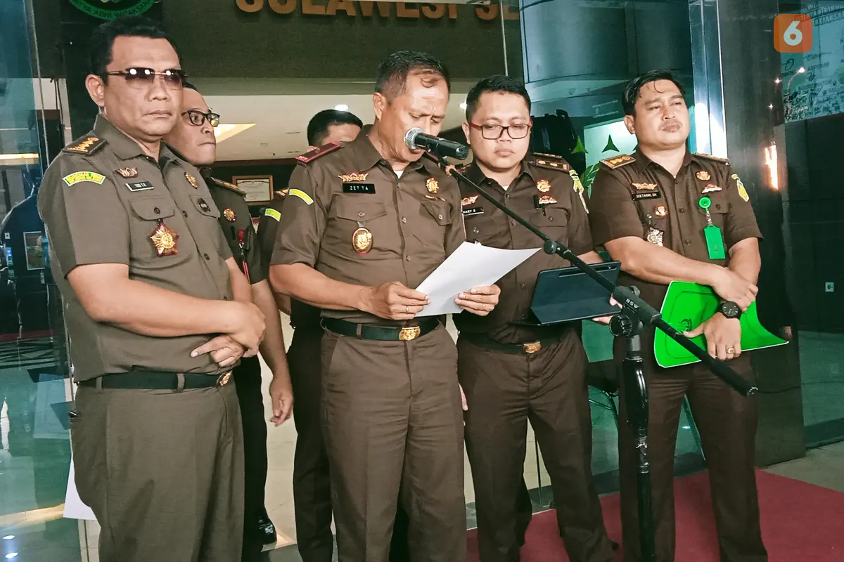 Wakajati Sulsel Zet Tadung Allo membacakan keterangan pers menyangkut penetapan tersangka korupsi penggunaan dana PDAM Kota Makassar, Selasa 13 Juni 2023. (Liputan6.com/Eka Hakim)