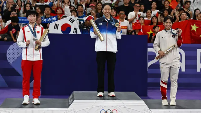 Foto: Momen Swafoto Gregoria Mariska Tunjung di Podium Juara Bareng An Se-young dan He Bing Jiao, Sumbang Medali Pertama untuk Indonesia