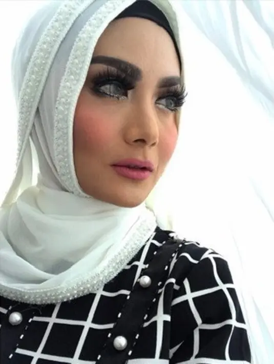 Saat di atas panggung, penyanyi kelahiran 24 Maret 19975 ini kerap mengenakan busana panjang yang memperlihatkan lekuk tubuhnya. (Foto: instagram.com/krisdayantilemos)