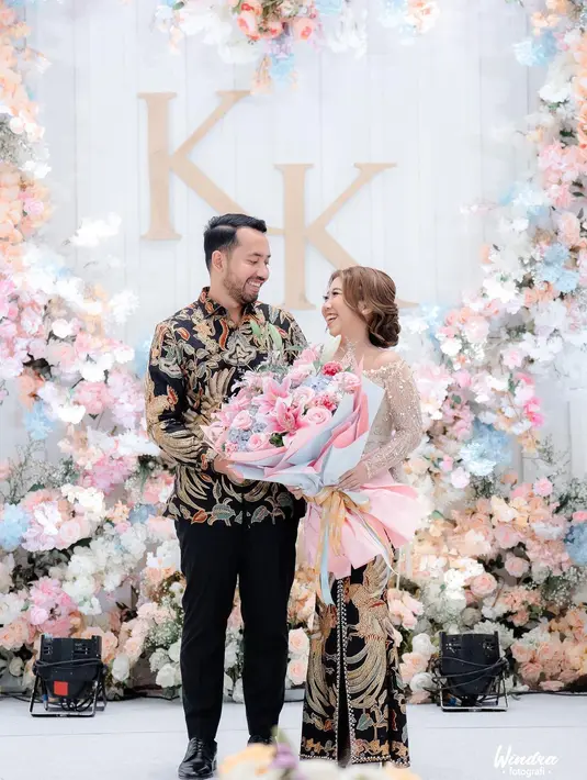 Keduanya menggelar acara lamaran di sebuah hotel kawasan Cilandak, Jakarta Selatan. [Instagram/windrafotografi].