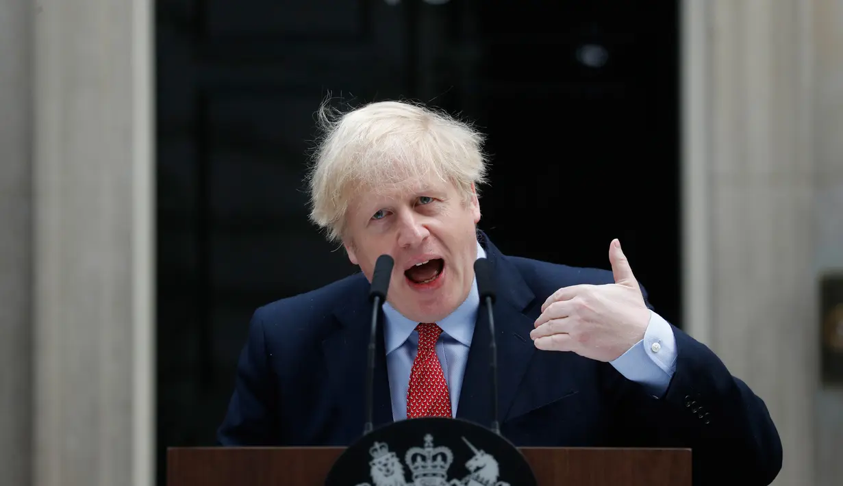 PM Inggris, Boris Johnson selesai memberikan pernyataan pada hari pertamanya kembali bekerja setelah pulih dari virus Corona di Downing Street, London, Senin (27/4/2020). Ini menjadi kemunculan pertama PM Johnson di depan publik setelah hampir sebulan terinfeksi COVID-19.  (AP/Frank Augstein)