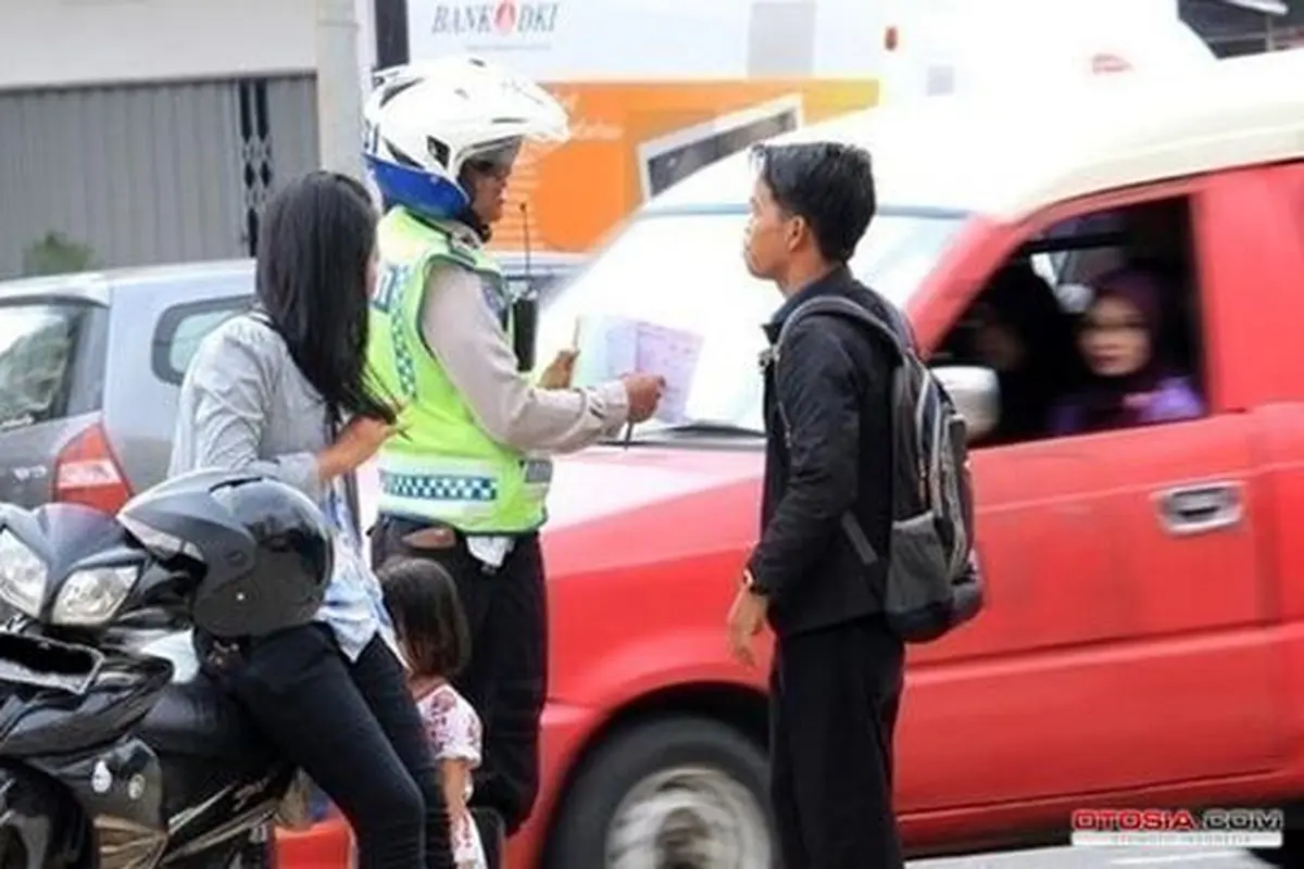 Ilustrasi tilang polisi (Otosia.com/Nazarudin Ray)