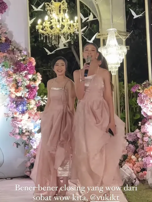 Begitupun dengan Yuki Kato, yang tampil sebagai bridesmaid mengenakan dress asimetris spaghetti strap. @vidialdiano