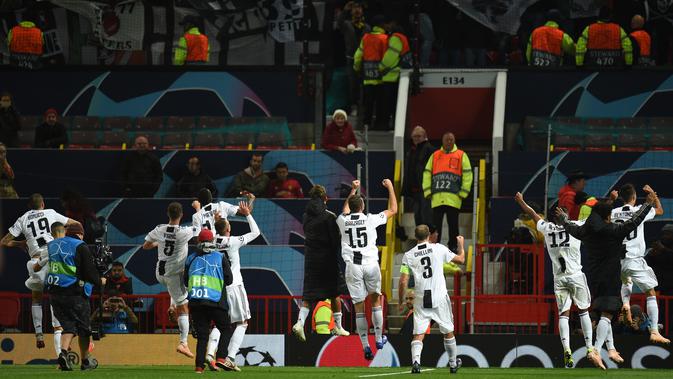 Para pemain Juventus merayakan kemenangan usai pertandingan melawan Manchester United pada grup H Liga Champions di Old Trafford, Inggris (23/10). Juventus menang tipis 1-0 atas MU. (AFP Photo/Oli Scarff)