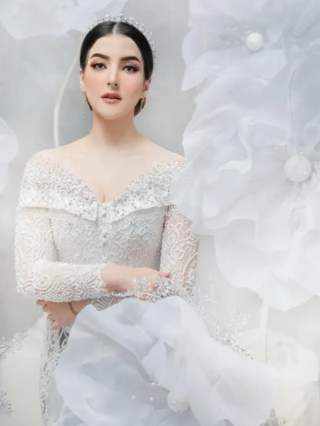 Potret Tasya Farasya Kenakan Busana Pengantin Bernuansa Putih. (Sumber: Instagram/tasyafarasya)