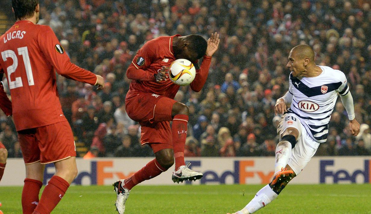 Penyerang Bordeaux, Ferreira Jussie, berebut bola dengan striker, Liverpool, Christian Benteke pada laga Liga Europa di Stadion Anfield, Inggis, Kamis (26/11/2015). (AFP Photo/Oli Scraff)