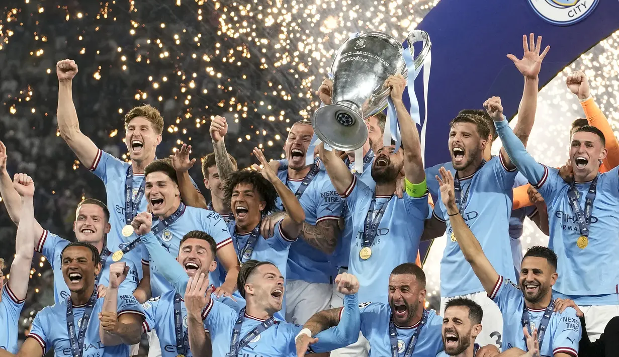 Selebrasi para pemain Manchester City dengan trofi Liga Champions setelah mengalahkan Inter Milan pada laga final Liga Champions 2022/2023 di Ataturk Olympic Stadium, Istanbul (10/6/2023). (AP Photo/Emrah Gurel)