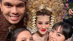 Dalam keterangan unggahan Instagram, bintang film 'Garuda di Dadaku' itu menuliskan ucapan selamat atas pernikahan Aaliyah dan Thariq. Marsha mengungkapkan rasa sayangnya kepada sahabatnya itu. Meski tidak menjadi bridesmaid di pernikahan Aaliyah kali ini, Marsha tetap turut bahagia. (Liputan6.com/IG/@aruanmarsha)