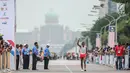  Pelari Indonesia Agus Prayogo saat melewati garis finis trek maraton SEA Games XXIX di Putra Jaya, Kuala Lumpur, Malaysia, Sabtu (19/8).  Agus berhasil meraih medali perak nomor lari marathon cabang atletik. (Liputan6.com/Faizal Fanani)