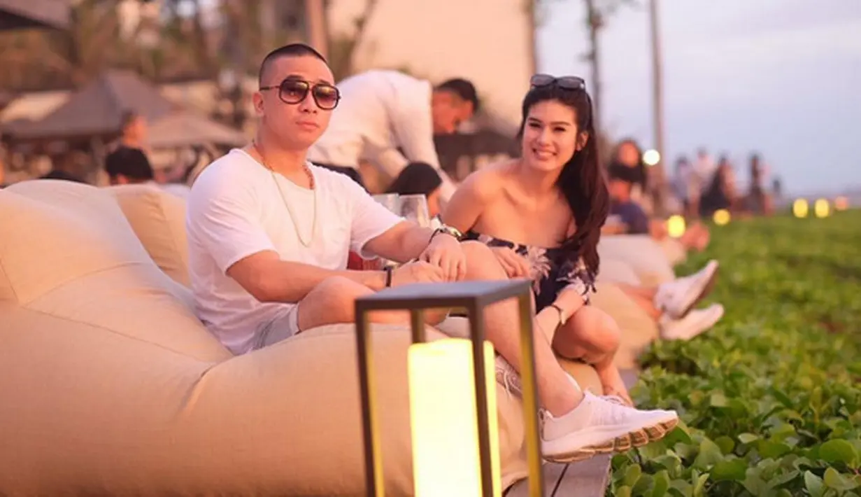 "Bismillah??? Stevi udah pindah agamakah?" tanya akun @lestarisriasih penasaran. "Alhamdulillah,,,udah mualaf,,,, semoga lancar ya mbak cantik sampai hari H nya," komentar akun @ririnseptiani19. (Instagram/anggipratama142)