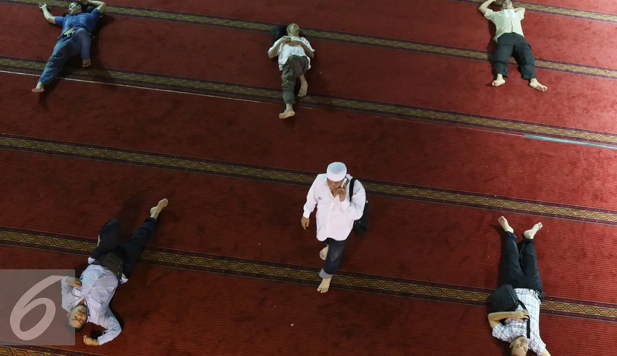 Umat muslim beraktivitas di Masjid Istiqlal, Jakarta, Selasa (7/6). Beragam kegiatan dilakukan sejumlah warga untuk menunggu waktu berbuka puasa.(Liputan6.com/Immanuel Antonius)