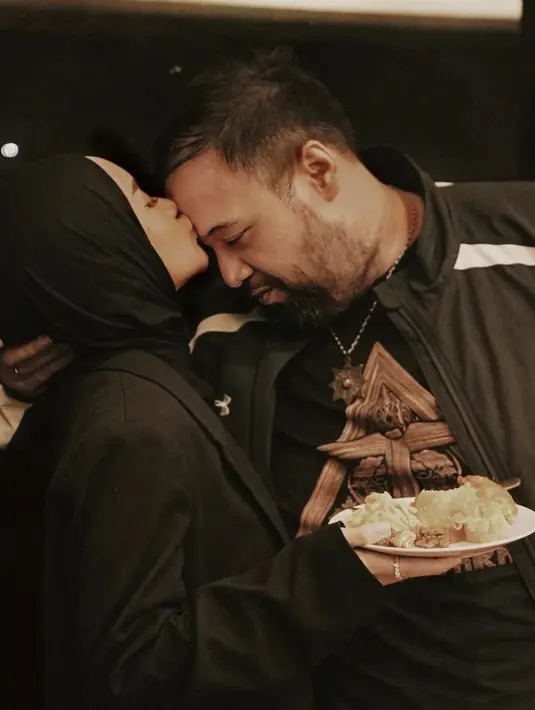 Saat ulang tahun sang suami, Cita Citata mengenakan pakaian serba hitam. Mulai dari hijab hingga blazer oversizenya. (@cita_citata)