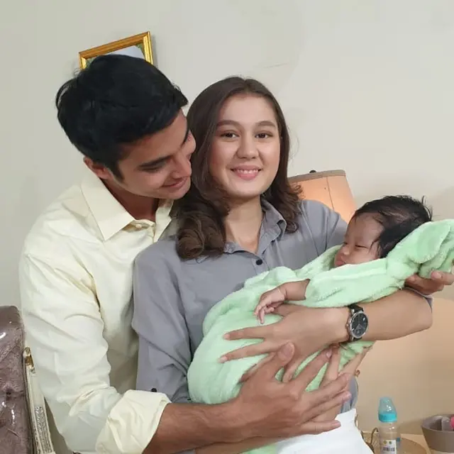 7 Gaya Zoe Abbas Jackson dan Cinta Brian saat Momong Anak di BHSI, Jadi Sorotan