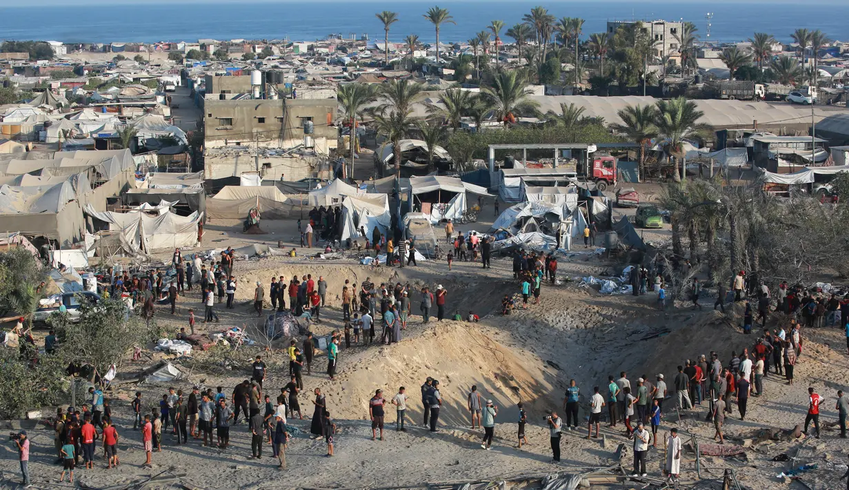 <p>Warga memeriksa kerusakan di lokasi serangan Israel terhadap kamp pengungsian sementara di Mawasi Khan Yunis di Jalur Gaza pada 10 September 2024. (Bashar TALEB/AFP)</p>