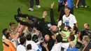 Para pemain Madrid meluapkan kegembiraan mereka dengan mengangkat Pelatih Carlo Ancelotti ke udara di Estadio da Luz, Lisbon, Portugal, Minggu (25/5/2014) dinihari WIB (AFP PHOTO/FRANCISCO LEONG)