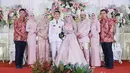 Pesona Ellen begitu menarik saat mengenakan gaun pengantin berwarna pink di acara resepsi pernikahannya beberapa waktu lalu. Bak ratu kerajaan, paras Ellen begitu cantik jelita menjadi pengantin saat itu. (Instagram/ellennitaa)