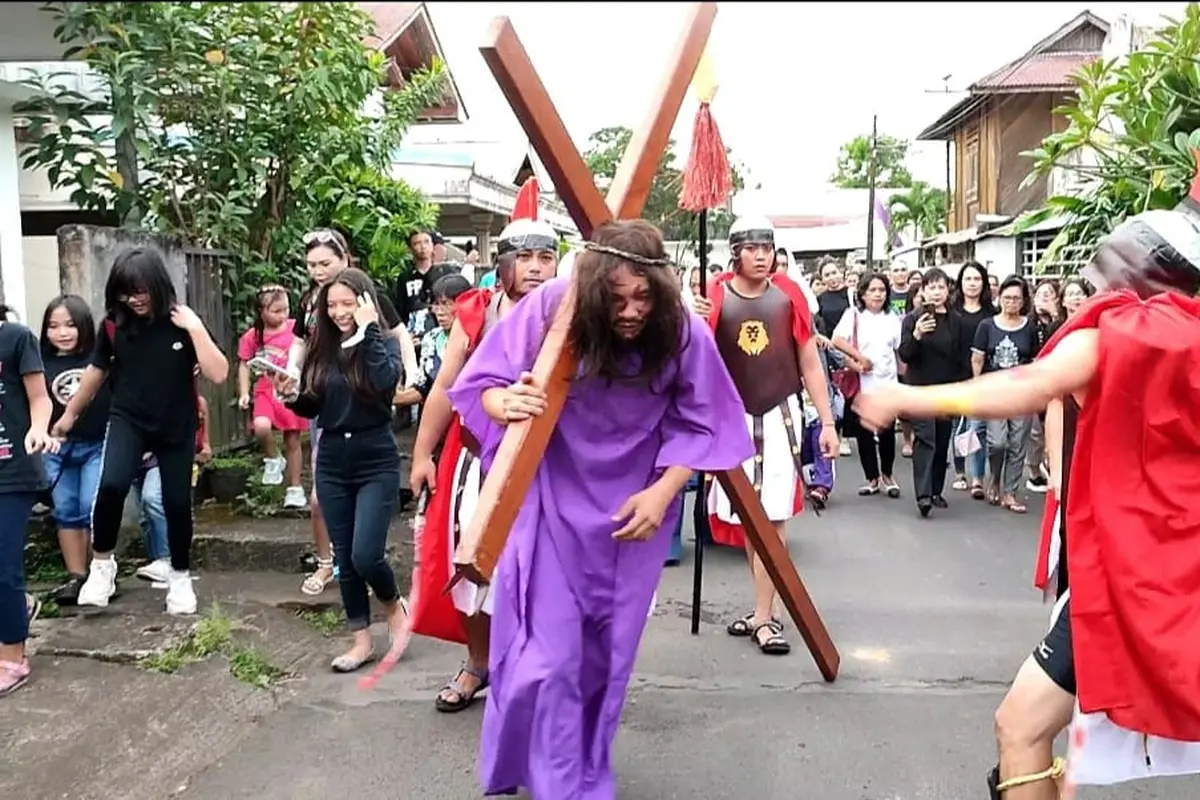 Proses jalan salib untuk memperingati Jumat Agung atau kematian Yesus Kristus yang digelar oleh Jemaat GMIM alvari Malalayang Satu, Kota Manado, Sulut. (Foto: Yoseph Ikanubun/Liputan6.com)