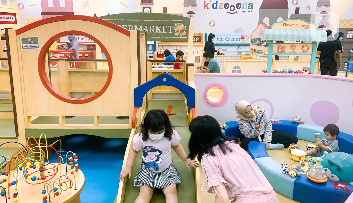 Orangtua mengawasi anak-anak mereka bermain di taman bermain dalam ruangan sebuah mal, Jakarta, Sabtu (1/1/2022). Taman bermain dalam ruangan menjadi alternatif masyarakat untuk berlibur dengan keluarga di awal tahun 2022. (Liputan6.com/Faizal Fanani)
