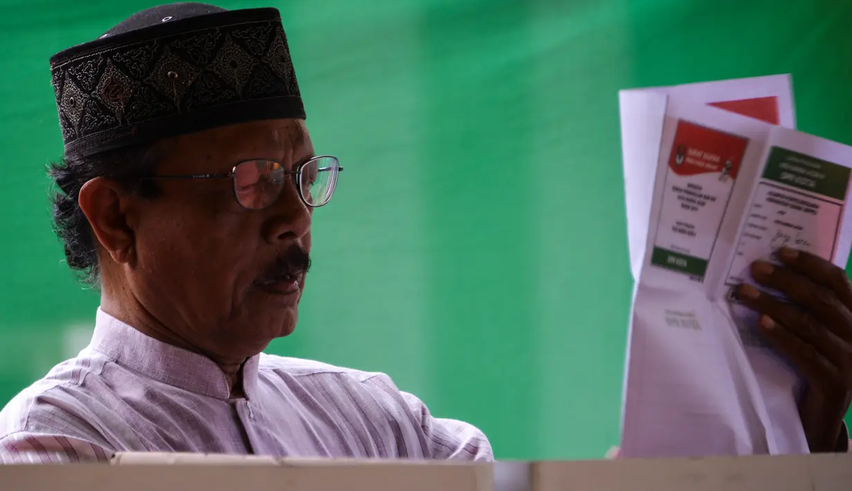 Seorang warga berada di bilik suara saat pemungutan suara ulang pemilu 2019 di TPS-6 Desa Lamteumen Timur, Banda Aceh, Aceh, Kamis (25/4). Pemungutan suara ulang karena adanya penggunaan formulir C6 pemilih yang telah meninggal dunia pada pemilu 17 April lalu. (CHAIDEER MAHYUDDIN/AFP)