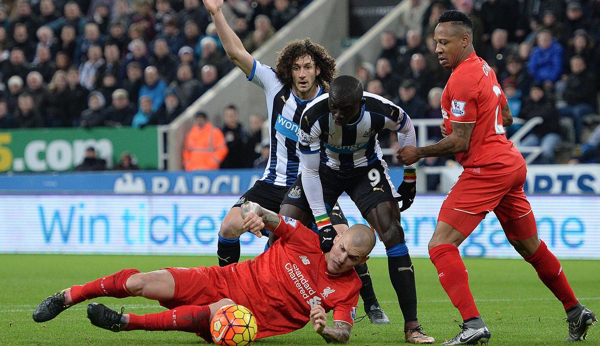 Pemain Newcastle United dan Liverpool berebut bola dalam lanjutan Liga Inggris di Stadion St James' Park, Newcastle, Minggu (6/12/2015). (AFP/Oli Scarff)
