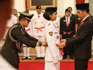 Presiden Joko Widodo (Jokowi) mengukuhkan Pasukan Pengibar Bendera Pusaka (Paskibraka) Nasional 2017 di Istana Negara, Jakarta, Selasa (15/8). Pengukuhan tersebut dilakukan melalui upacara pengukuhan di Istana Negara. (Liputan6.com/Angga Yuniar)