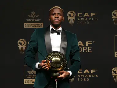 Pemain Nigeria, Victor Osimhen Victore Osimhen dinobatkan menjadi pemain terbaik Afrika 2023 oleh Konfederasi Sepak Bola Afrika (CAF) di Marrakesh, Maroko, Selasa 12 Desember 2023. (AFP/STR)