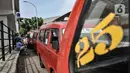 Angkutan kota non-Jak Lingko menunggu penumpang di Terminal Rawamangun, Jakarta, Senin (20/7/2020). Para sopir mengatakan kendaraan angkot mereka belum bisa bergabung dengan Jak Lingko dikarenakan lambatnya proses administrasi meski telah diajukan sejak bulan lalu. (merdeka.com/Iqbal Nugroho)