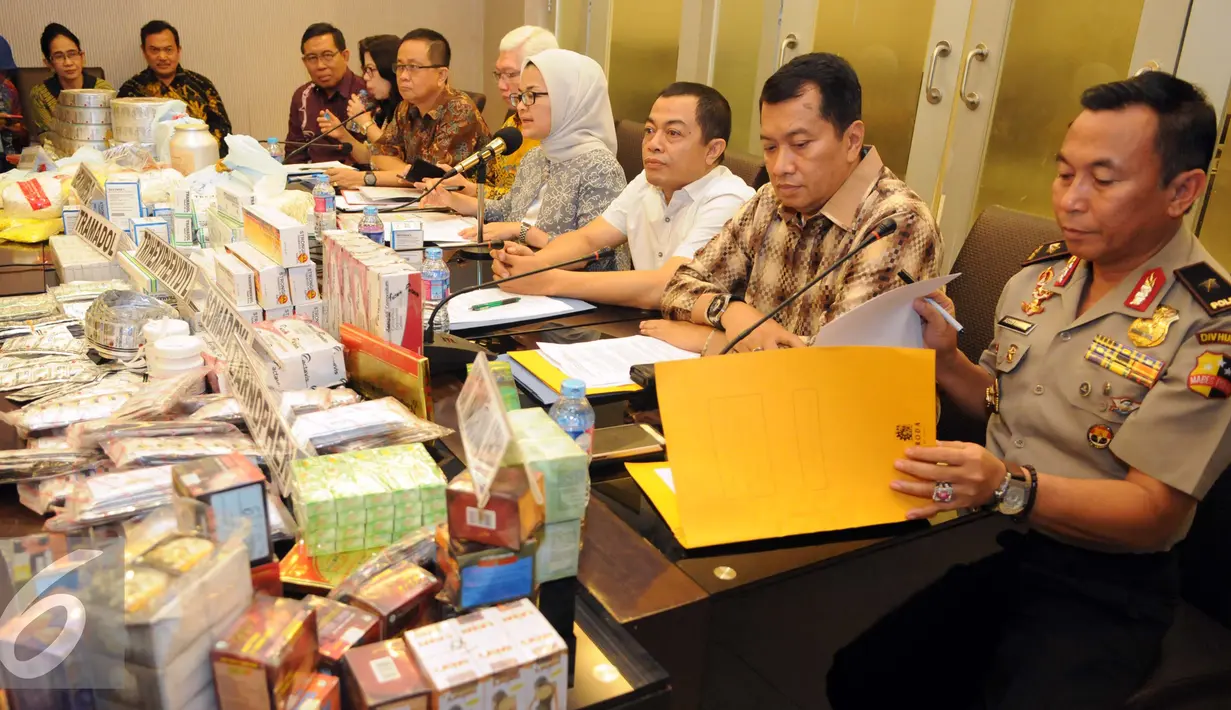 Kepala  BPOM, Penny Kusumastuti Lukito dan Waka Bareskrim Mabes Polri Irjen Pol Antam Novambar memberikan keterangan pers terkait penemuan 5 gudang obat ilegal di Balaraja, Banten di Mabes Polri, Jakarta, Selasa,(6/9). (Liputan6.com/Helmi Afandi)