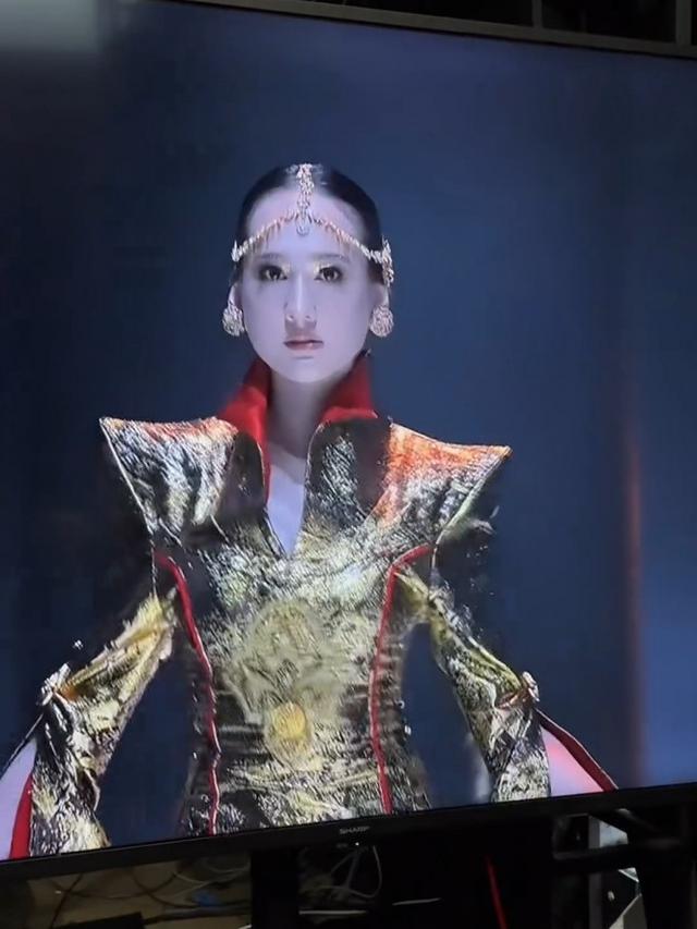 7 Potret Laura Moane di Catwalk JF3, Tampil Menyala dengan Busana Emas