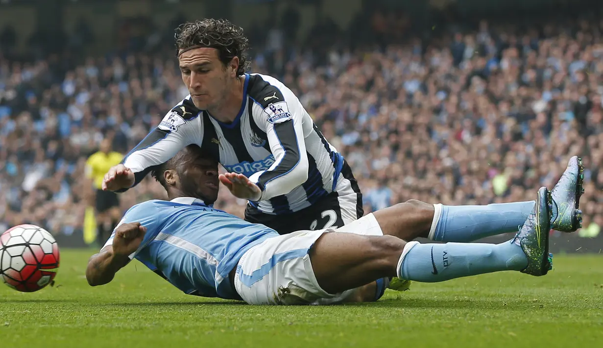 Pemain Manchester City Raheem Sterling berebut bola dengan pemain Newcastle Daryl Janmaat pada lanjutan Liga Premier Inggris di Etihad Stadium, Sabtu (04/10/2015).  Manchester City menang 6-1. Reuters / Andrew Yates 