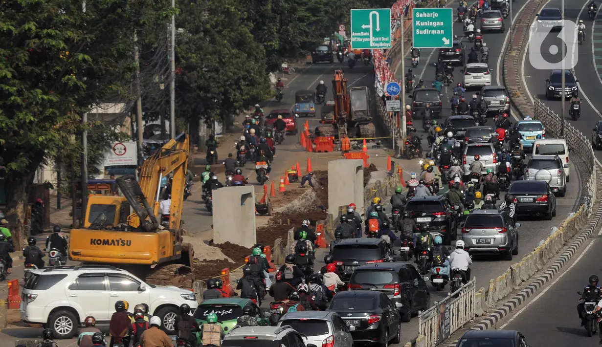 Prinsipnya, pembagian jam masuk diupayakan untuk mengurangi volume kendaraan di satu waktu. (Liputan6.com/Herman Zakharia)