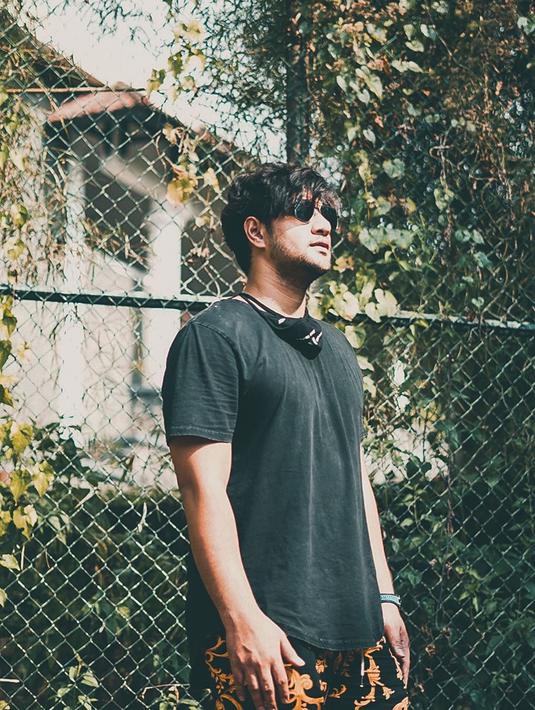 FOTO: Gaya Ammar Zoni Pakai Kacamata, Tampil Modis dan Trendi - Hot Liputan6.com