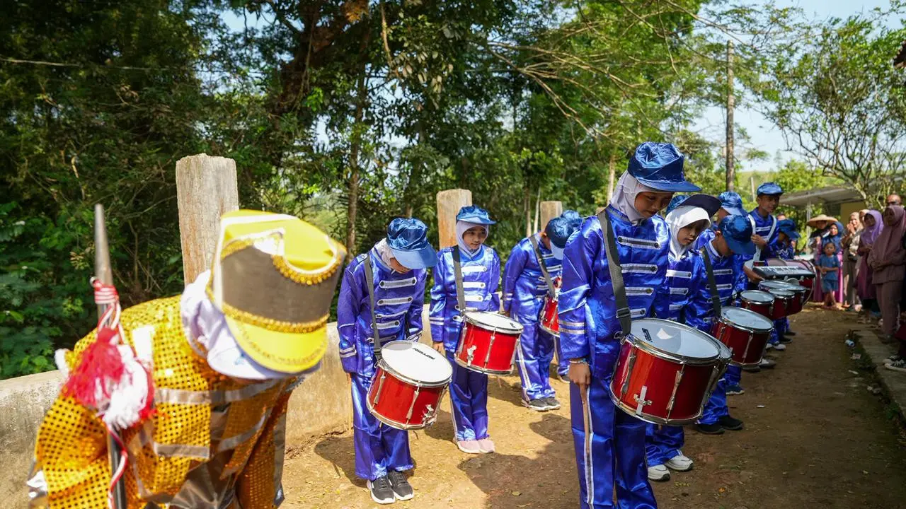 Presiden Prabowo Subianto memberikan bantuan satu set alat drumben kepada siswa SDN Tegalega, Kabupaten Sukabumi, Jawa Barat (Istimewa)