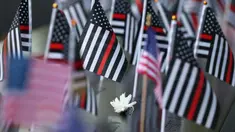 Bunga dan bendera Amerika Serikat terlihat di atas nama-nama korban serangan teroris 9/11 di kolam refleksi Menara Selatan selama Upacara Peringatan Tahunan 9/11 di Museum dan Monumen Nasional 9/11 di Kota New York pada 11 September 2025. (Michael M. Santiago/Getty Images North America/Getty Images via AFP)