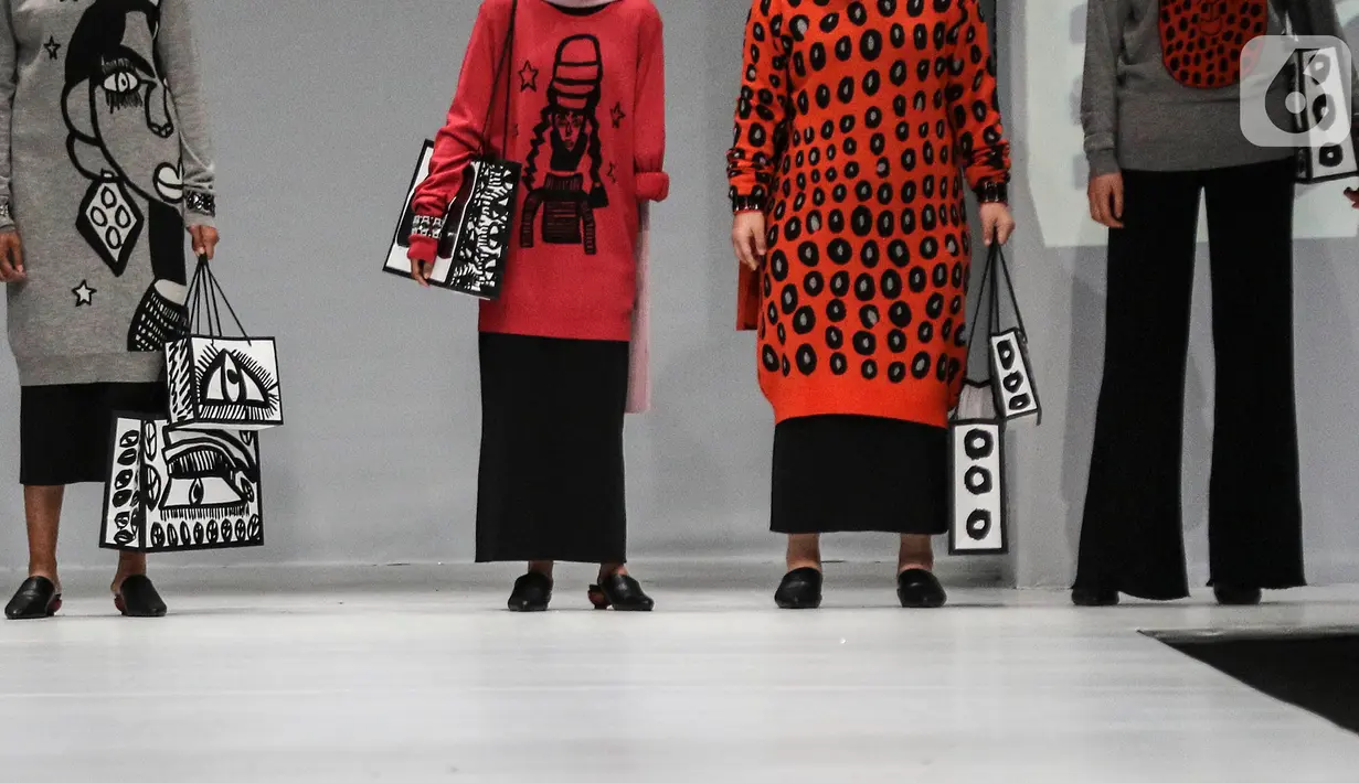 Model disabilitas memperagakan busana rancangan kolaborasi Cotton Ink x Intoart yang digawangi British Council pada Jakarta Fashion Week 2020 di Senayan, Kamis (24/10/2019). Kolaborasi ini menampilkan model disabilitas yang terdiri dari down syndrome, tuna daksa dan tuli. (Liputan.com/Johan Tallo)