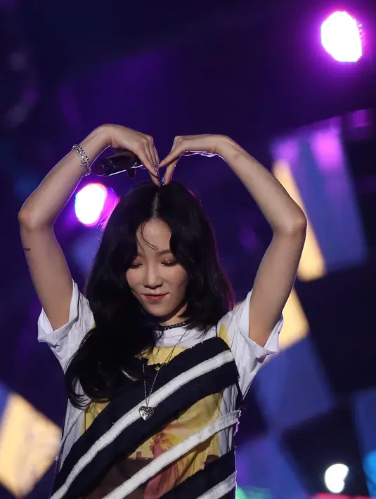 Setelah dua lagu selesai, Taeyeon kembali ke belakang panggung. Sebelum meninggalkan para  penggemarnya, ia menebar senyum manis dan memberi simbol hati dengan kedua tangannya di atas kepala. (Bambang E. Ros/Bintang.com)