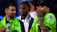 Ekspresi pemain Paris Saint-Germain, Lionel Messi (kiri) dan Neymar Jr saat perayaan gelar juara Liga Prancis 2022/2023 di Parc des Princes Stadium, Minggu (4/6/2023) dini hari WIB. (AFP/Franck Fife)