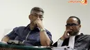 Mantan Ketua MK, Akil Mochtar (kiri) mendengarkan penjelasan para saksi dalam persidangan yang digelar di Pengadilan Tindak Pidana Korupsi (Tipikor), Jakarta, Senin (21/4/2014). (Liputan6.com/Faizal Fanani)