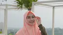 Kacamata dengan frame tipis serta hijab berwarna pink dan baju hijau tua melengkapi senyuman wanita kelahiran Bandung ini. (Liputan6.com/IG/@anisarahma_12)