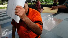 Tersangka Panitera PTUN Medan, Syamsir Yusfan mendatangi gedung KPK, Jakarta, Jumat (24/7/2015). Syamsir diduga menerima suap terkait persidangan perkara penyalahgunaan dana bantuan sosial di Medan tahun anggaran 2012-2013. (Liputan6.com/Yoppy Renato)
