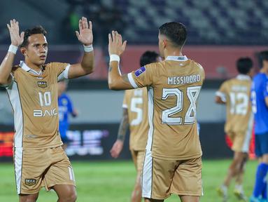 Pemain Dewa United, Egy Maulana Vikri bersama Alexis Messidoro merayakan kemenangan bersama atas Tainan City FC pada matchday kedua Grup E AFC Challenge League 2025/2026 di Stadion Indomilk Arena, Rabu (29/10/2025) malam WIB. (Bola.com/M Iqbal Ichsan)