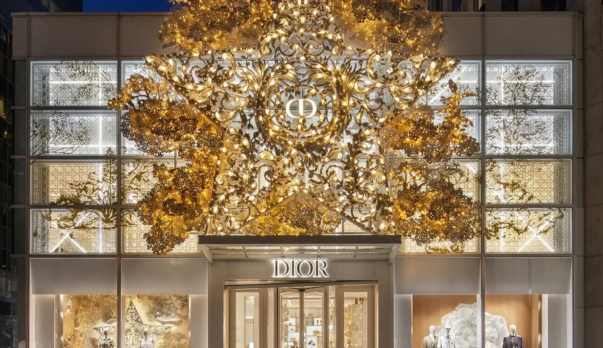 Menyalurkan kekuatan kreatif rumah ke etalase, tahun ini pohon cemara besar menutupi jendela depan butik Dior di New York dengan wujud ukiran emas. (Dok. Dior New York).