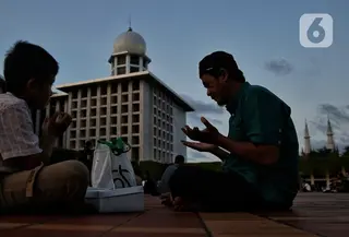 Sebelum berbuka, Jemaah Masjid Istiqlal Jakarta yang datang terlebih dahulu bisa mendengarkan ceramah atau membaca kitab suci Al Quran sambil menunggu waktu berbuka. (Liputan6.com/Angga Yuniar)