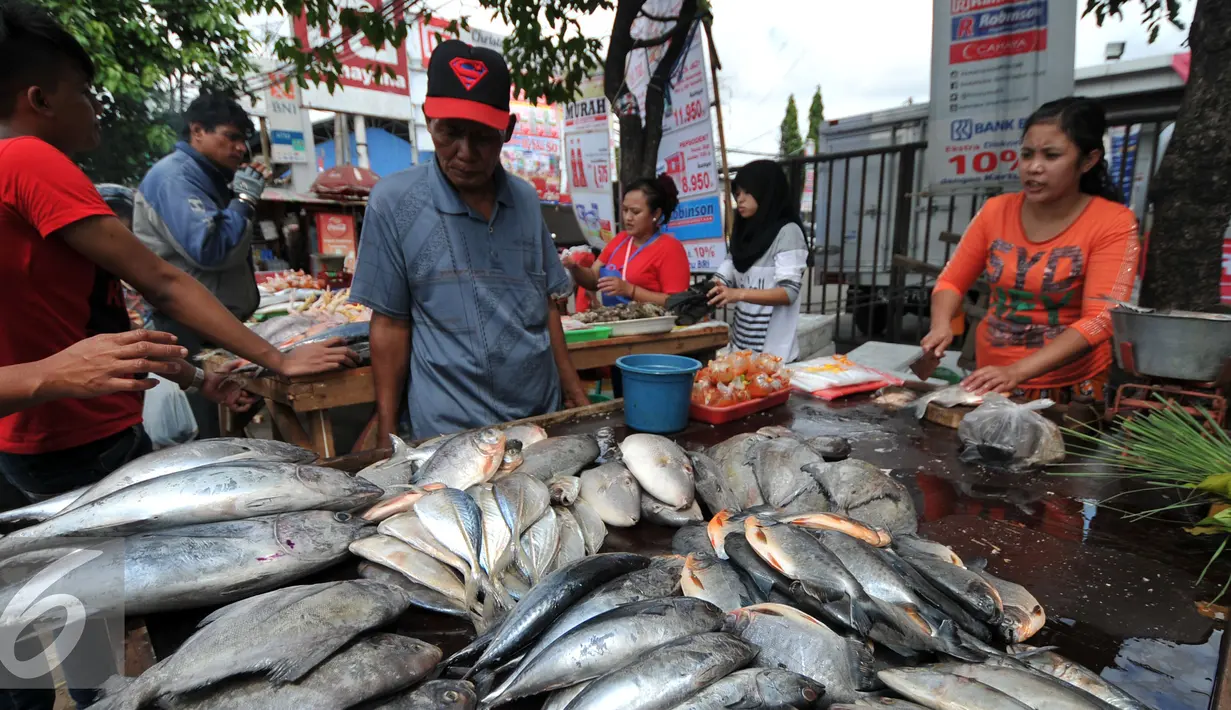 Pembeli saat memilih ikan di pasar Kramat jati, Jakarta Timur, Kamis (31/12). Jelang malam tahun baru, warga banyak berburu ikan dan kerang hijau untuk merayakan malam tahun baru. (Liputan6.com/Yoppy Renato)