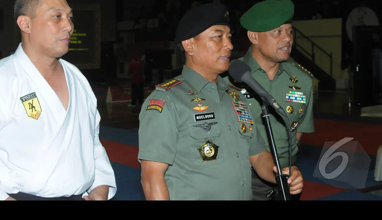 Panglima TNI Jenderal TNI Dr. Moeldoko saat membuka Kejuaraan Nasional (Kejurnas) Karate Panglima TNI III di GOR Ahmad Yani Mabes TNI Cilangkap, Jakarta, Kamis (15/1/2015). (Liputan6.com/Herman Zakharia)